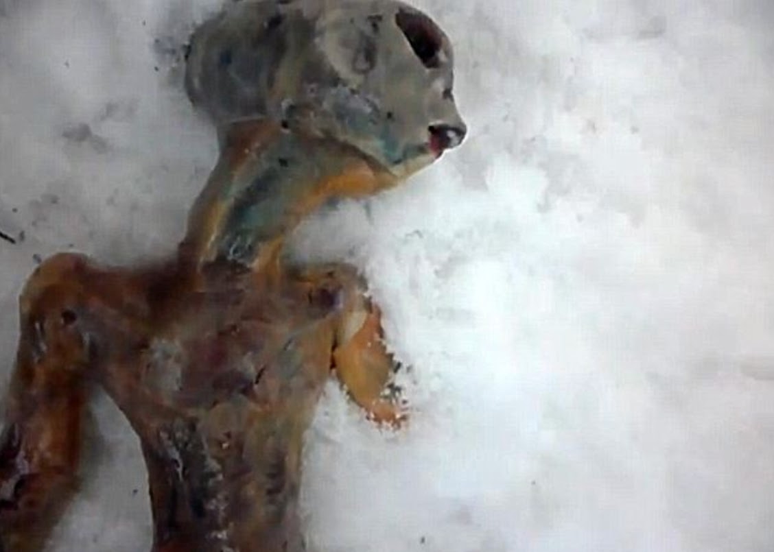 Two Russian men made an 'alien' of breadcrumbs