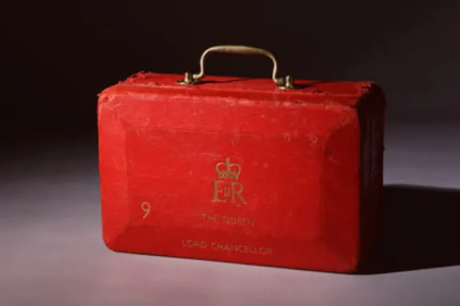 Spy Secrets: What’s inside Buckingham Palace’s Royal Red Boxes?