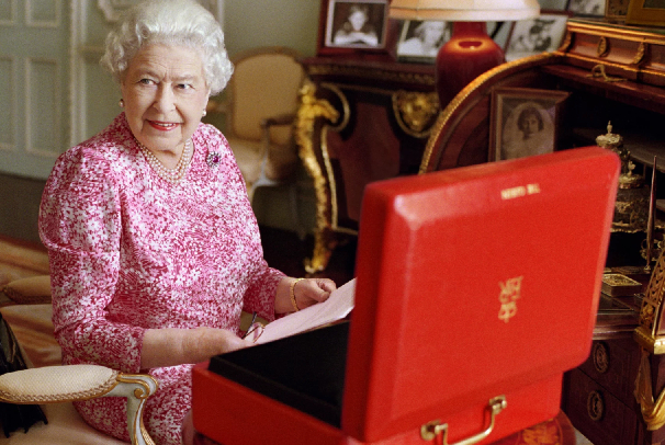 Spy Secrets: What’s inside Buckingham Palace’s Royal Red Boxes?