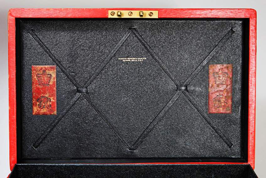 Spy Secrets: What’s inside Buckingham Palace’s Royal Red Boxes?