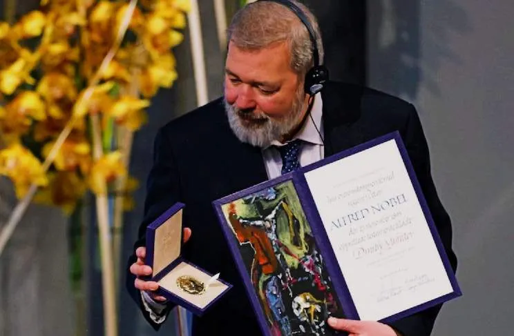 Novaya Gazeta editor-in-chief Dmitry Muratov with his Nobel prize