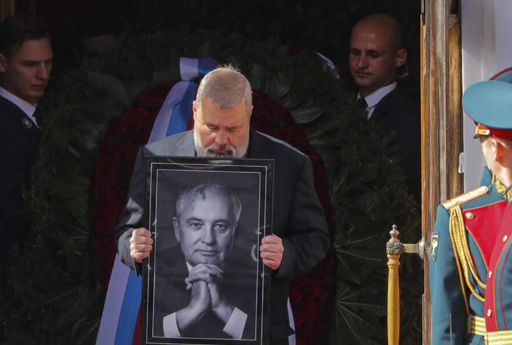 Muratov carries a photo of former Russian leader Mikhail Gorbachov