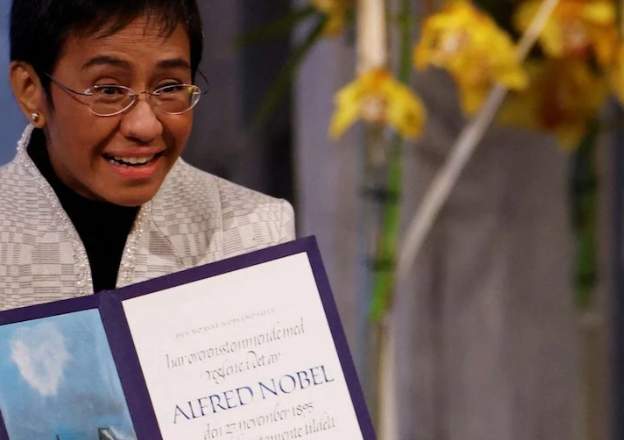 Maria Ressa with her Nobel Prize award