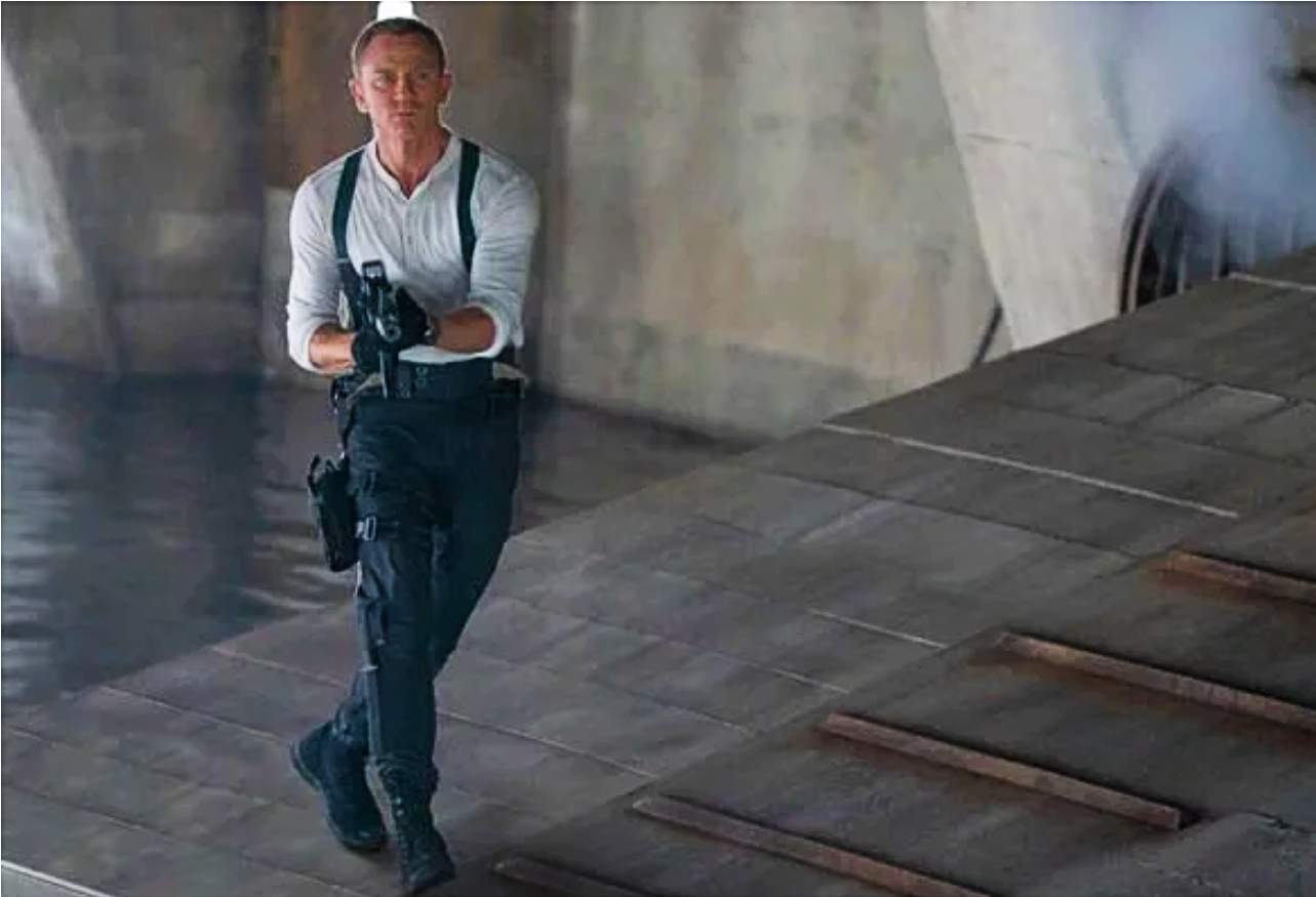 James Bond (Daniel Craig) with a machine gun in No Time to Die