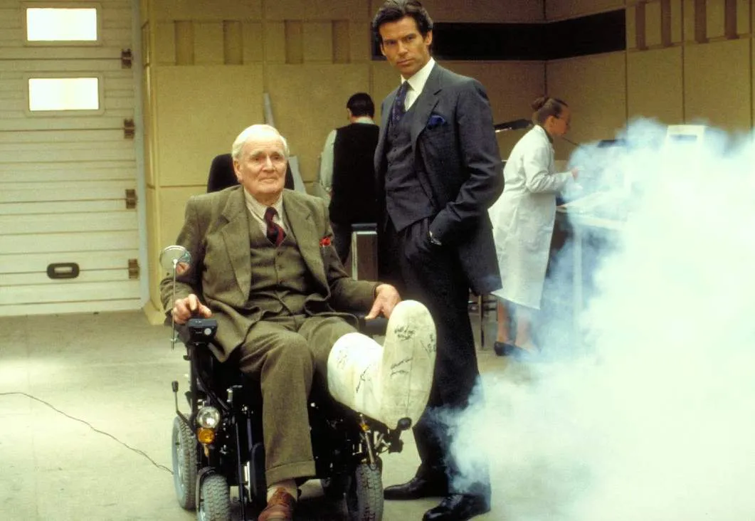  007 (Pierce Brosnan) with boffin Q (Desmond Llewelyn)