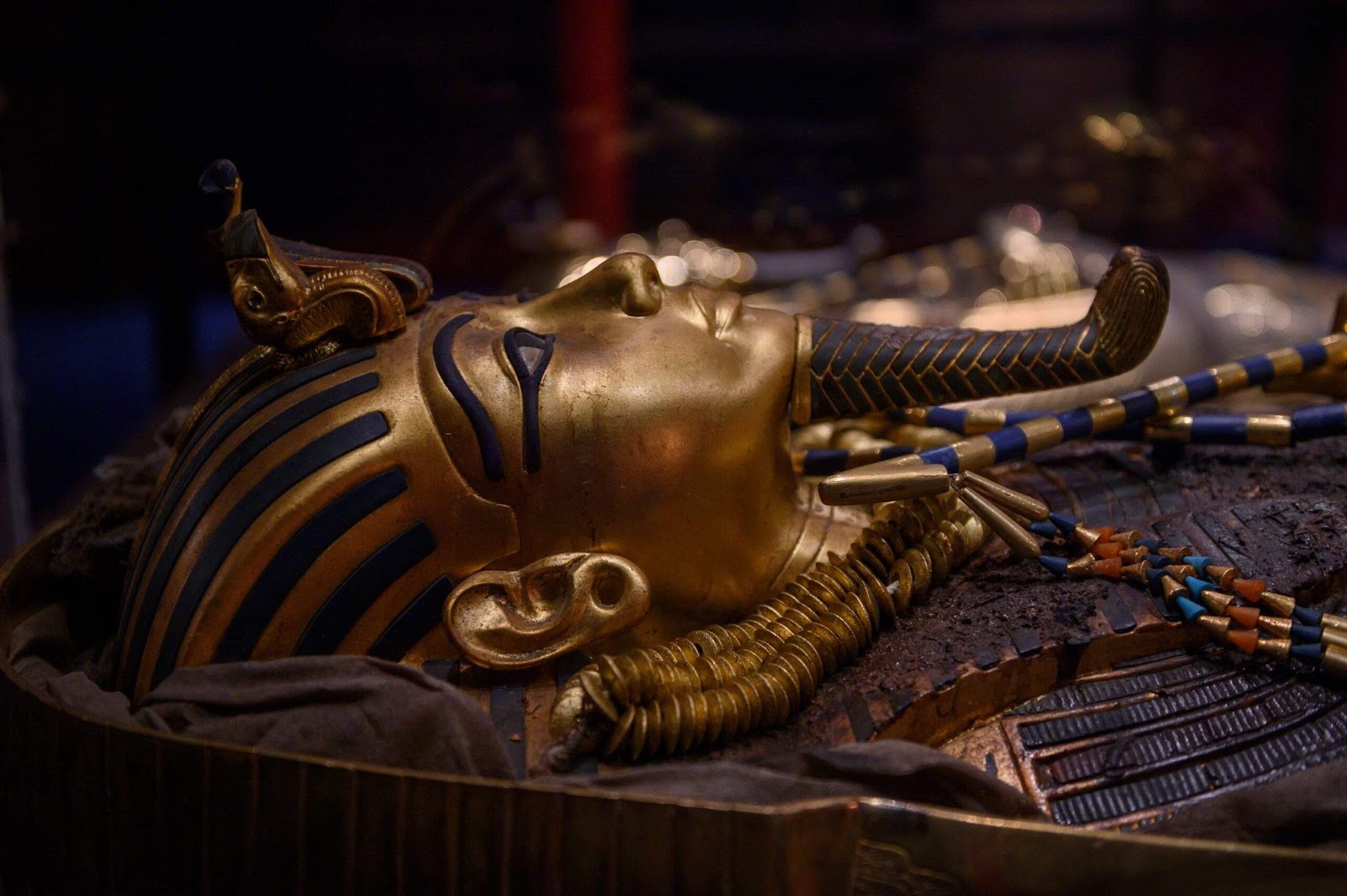 Погребение фараонов. Тутанхамон фото как он стоит на сцене.