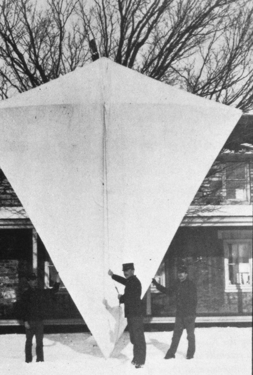 Kite carrying a camera during the Spanish American War