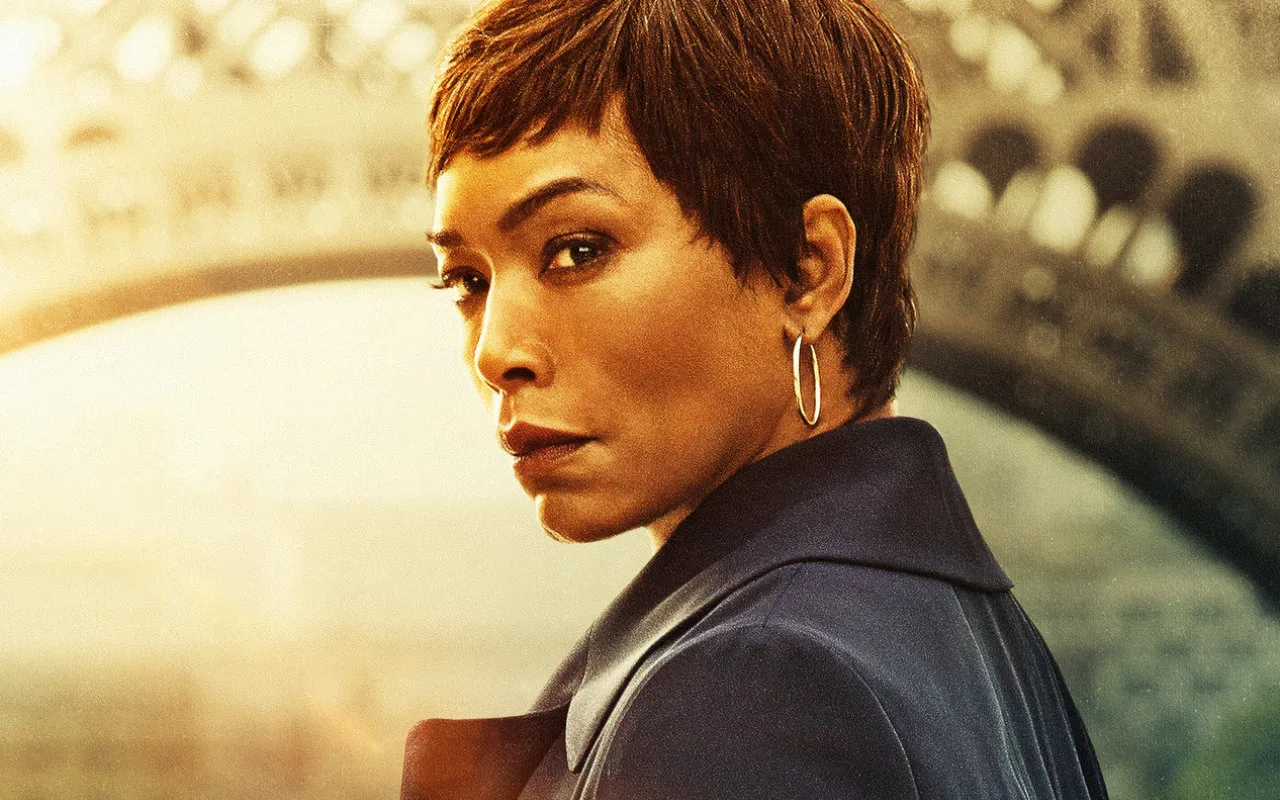 ERIKA SLOANE- Actress: Angela Bassett